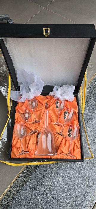 Conjunto de 6 copos de vinho e uma garrafa em vidro  com aplicação em