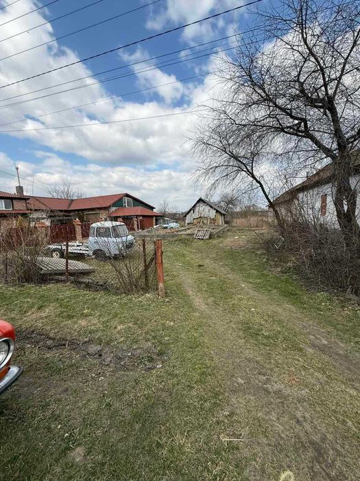 Продаж земельної ділянки під забудову в селі Звенигород з комунікаціями та старим будинком