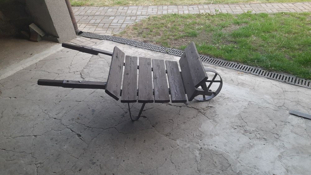 Taczka z metalowym kółkiem