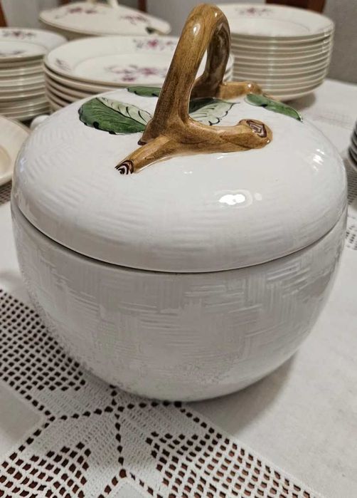Terrina da sopa pintada à mão com relevos