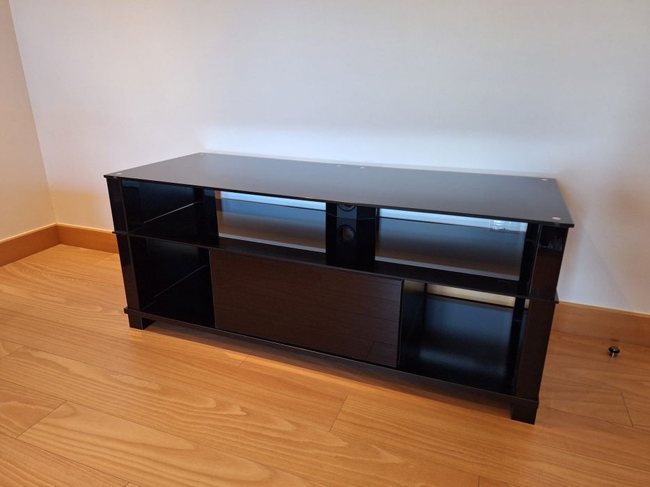 Móvel de TV preto com vidro temperado
