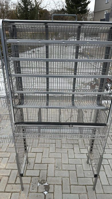 Metalowy regał ekspozycyjny