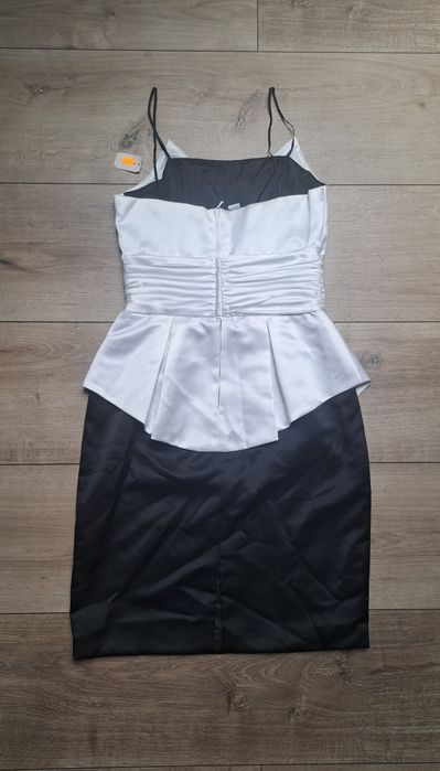 czarno biała elegancka sukienka midi z kokardą