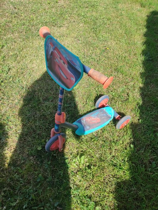 Hulajnoga trójkołowa