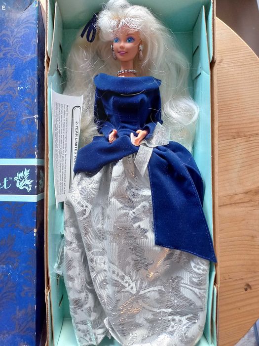 Barbie Winter Velvet Avon 1995