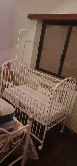 Cama de bebé e colchao