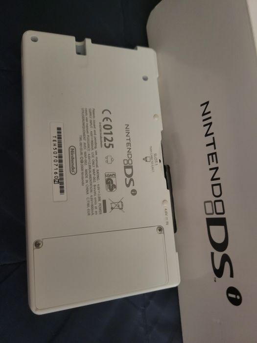 Nintendo DSi com caixa