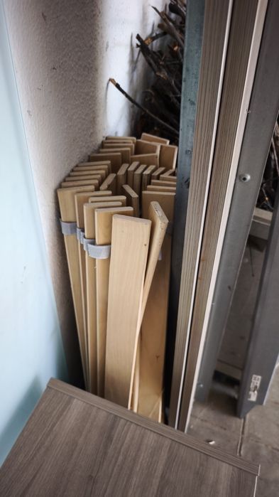 Cama de casal e mesa de cabeceira sem colchão