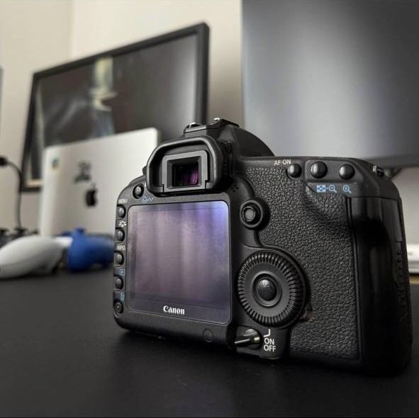 Повнокадрова дзеркальна камера Canon 5d mark 2