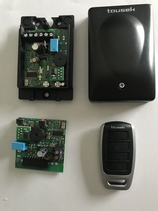 TOUSEK Sterownik 2x radio do sterowania bram RS 868 plus 3 piloty