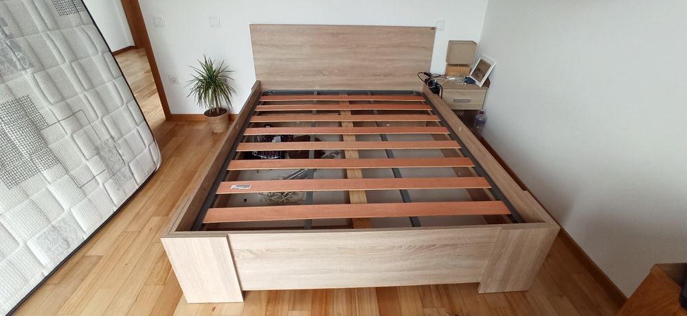 Cama como  nova,com estrato incluido , duas gavetas grandes