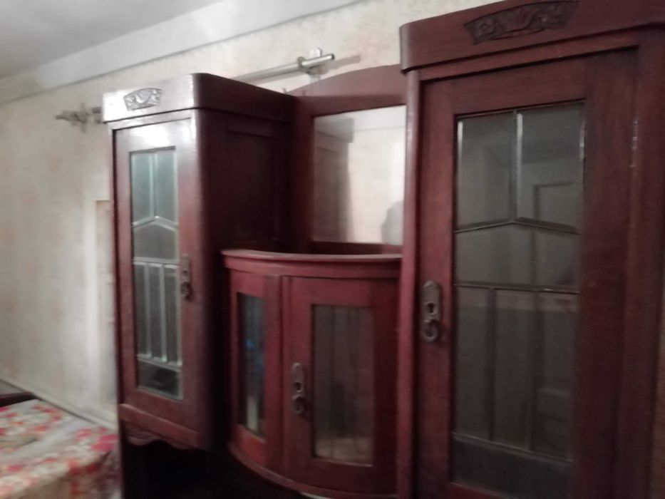 Вінтажний сервант (буфет) 50–60-х років, натуральне дерево, під реставрацію