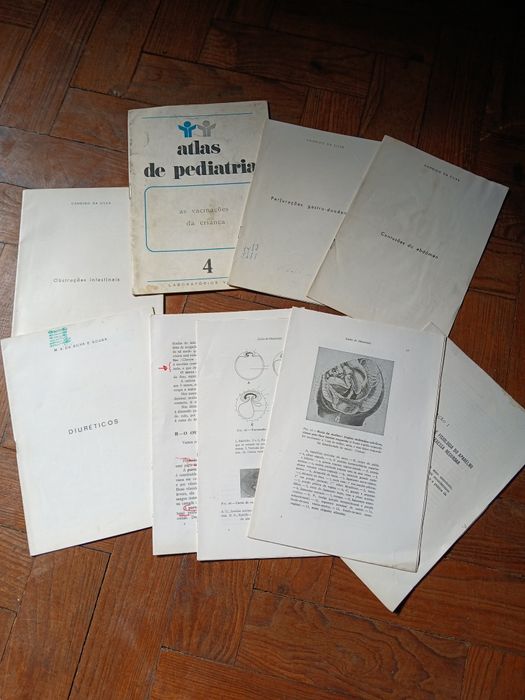Varios livros sobre medicina antigos