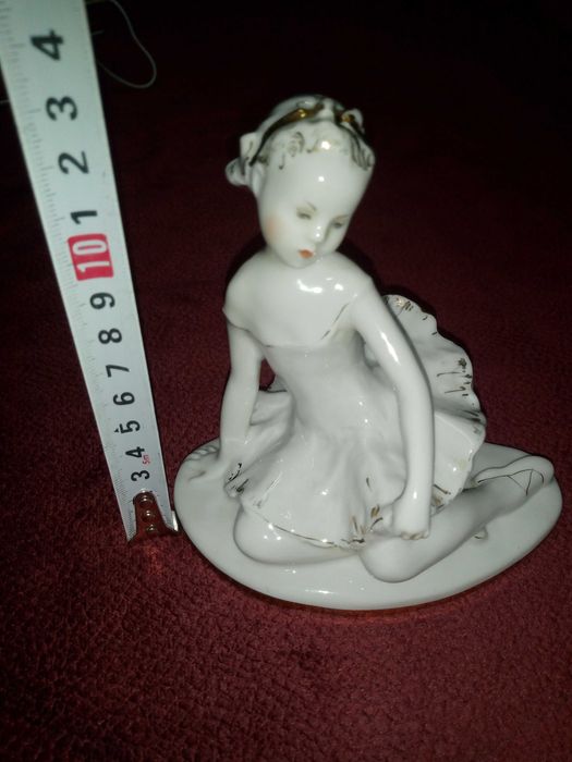 Статуетка. Статуетка фарфорова