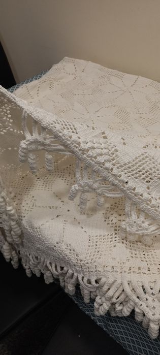 Colcha de mesa em crochet feita a mão