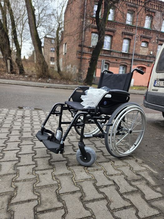 Wózek inwalidzki specjalny z napędem na jedną rękę