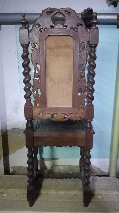 cadeira em madeira Trabalhada