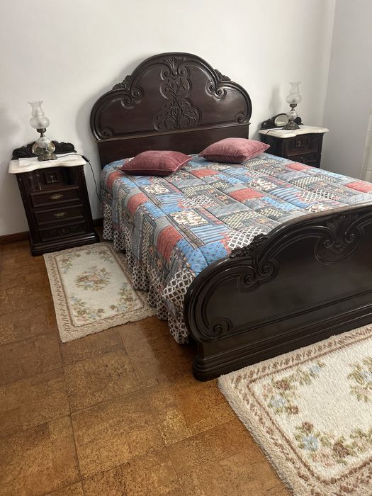 Mobilia de quarto, madeira maciça em bom estado