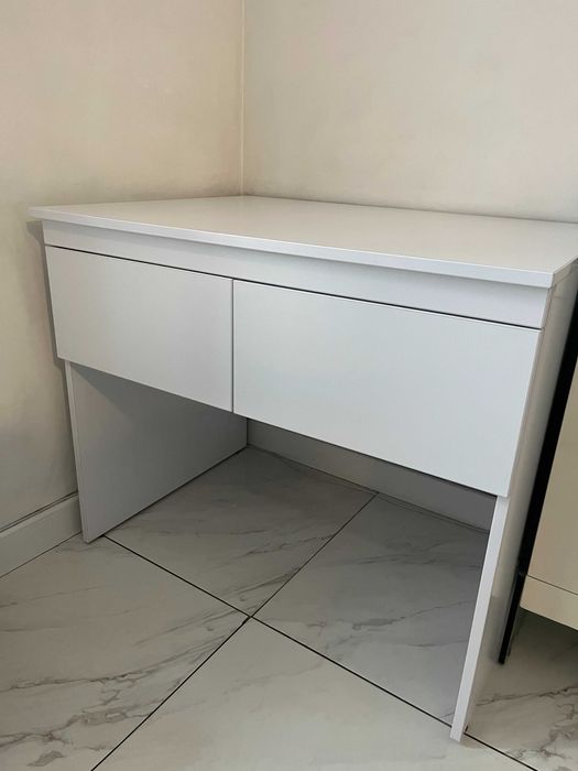 Białe solidne biurko