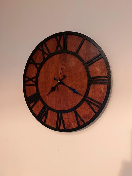Relógio de parede em madeira