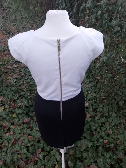 Elegancka mała czarna biała sukienka dekolt V wełna Reserved S M