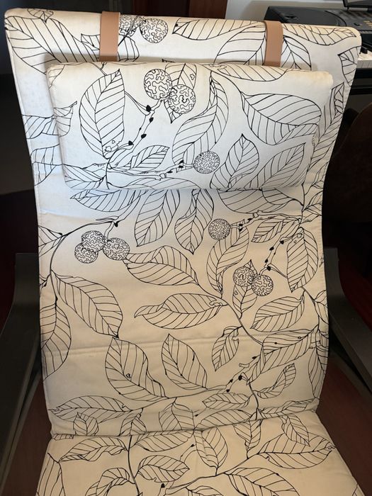 Cadeirão de Balanço IKEA POÄNG + Pousa-pés POÄNG - Estrutura Preta + Almofada Folhas POVOA DE VARZIM