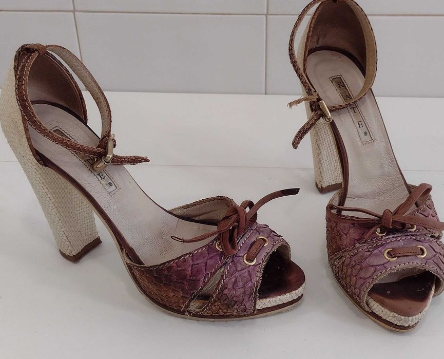 Sandálias de cerimónia, brancas, castanhas e rosa da KATE