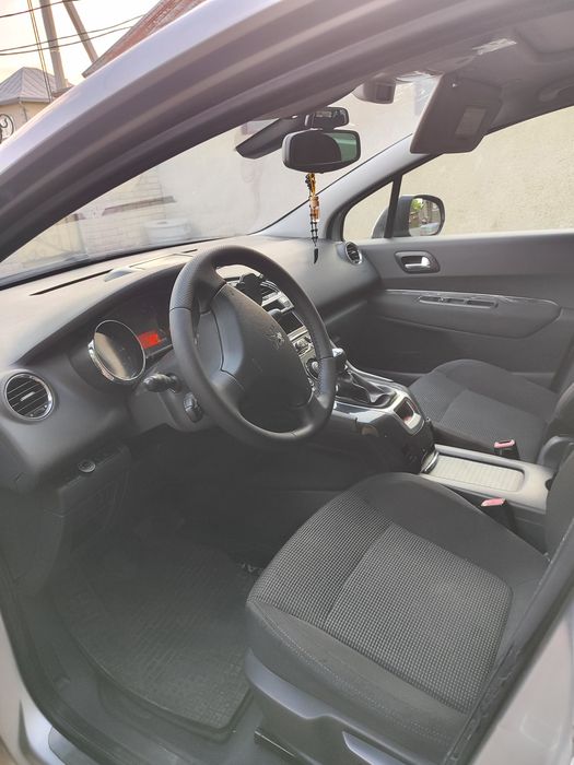 Продам сімейний мінівен Peugeot 5008 у відмінному стані, 7 місць!