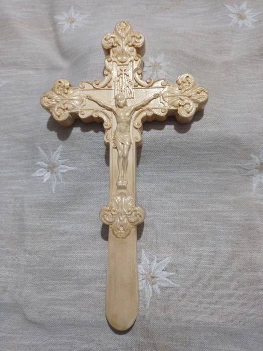 Хрест різьблений з дерева. Розп'яття.