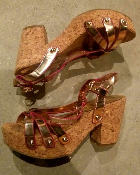 Sandálias douradas n.35 (novas) - Marypaz