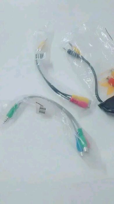 um saco de cabos VGA e DVI.  cabos de som etc 20 euros para