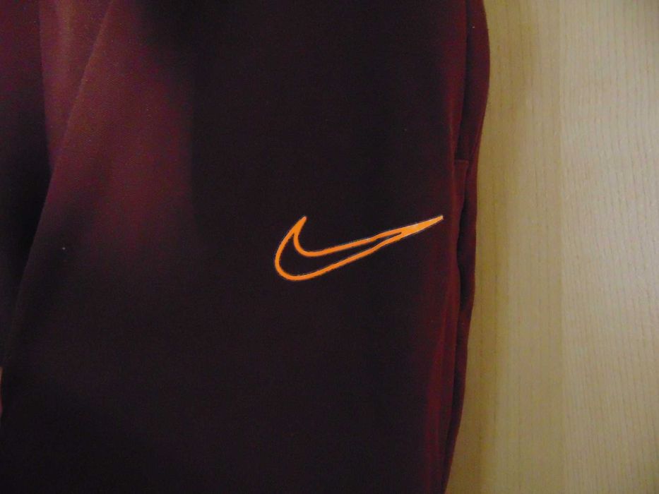 Nike - męskie dresy, rozmiar M, kolor rdzawo-brązowy