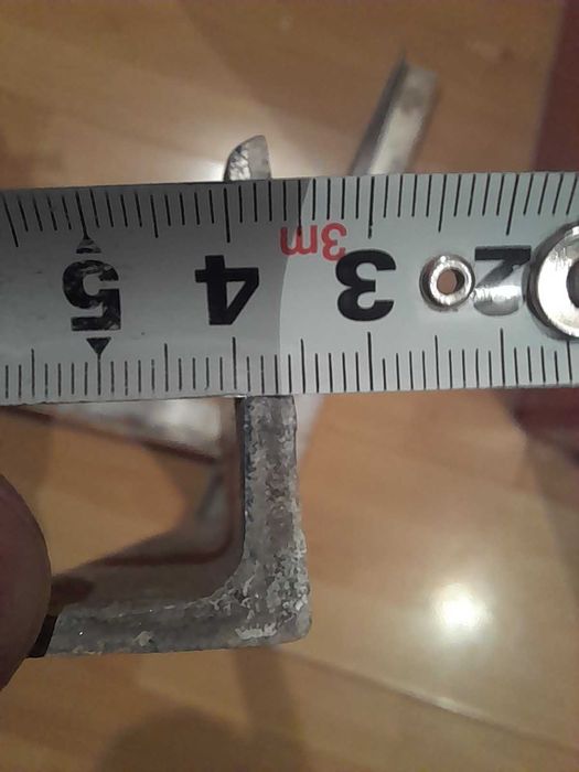 Алюминиевый уголок 40×25.