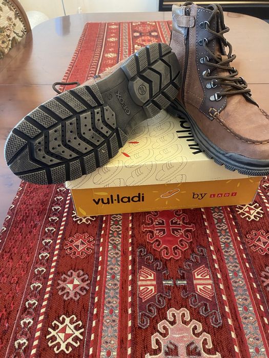 Botas de rapaz Geox, cano médio. Cor castanha. Couro.