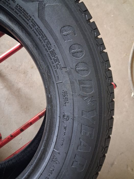 2x opony całoroczne 215/65R16 c 8,5 mm Godyear