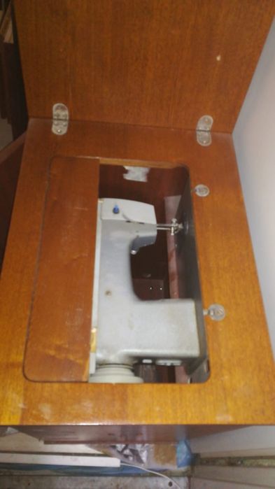 Продам швейную мвшинку  Подольск/Чайка с эл.  Приводом