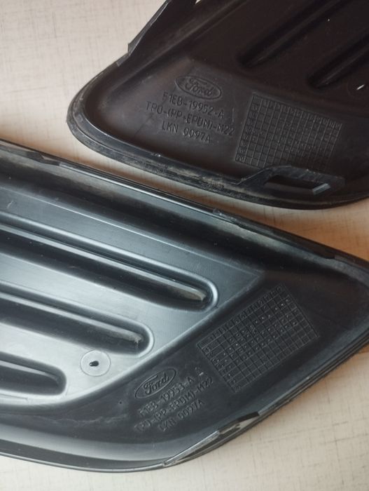 Заглушка, решітка протитуманних фар бампера Форд Фокус 3