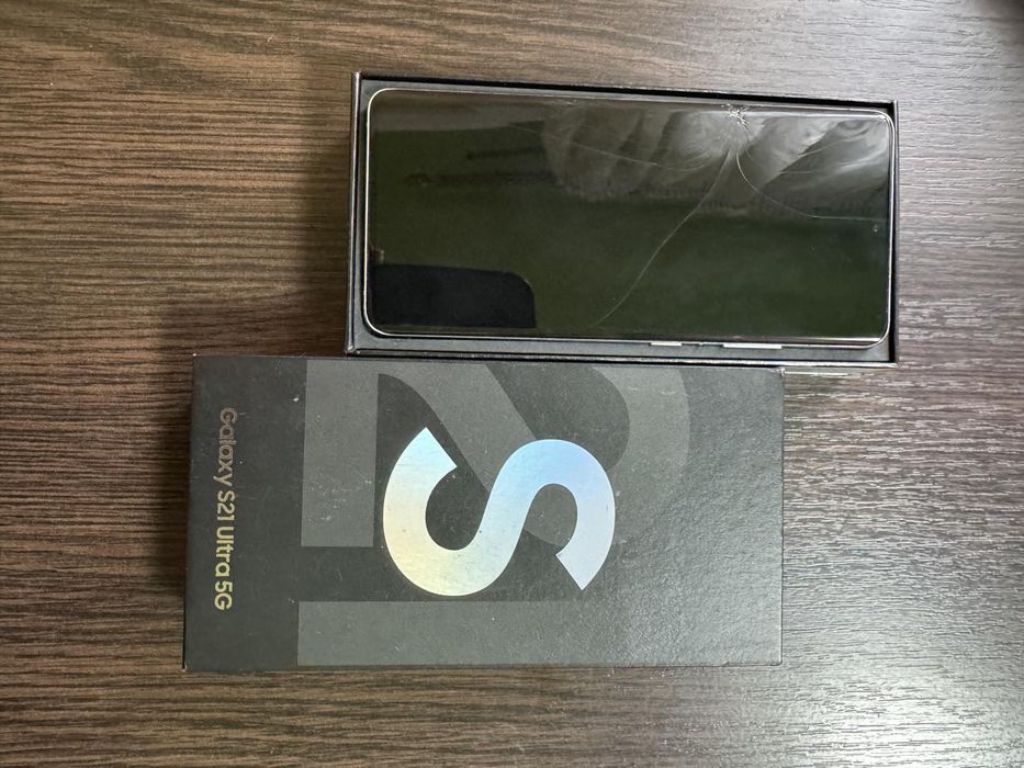Продам телефон Samsung s21 ultra 5g, не работает экран, на дисплее есть трещины, а так всë работает без проблем