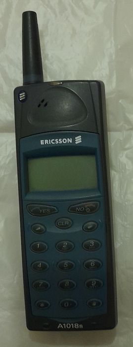 Telefone fixo e telemóvel antigos