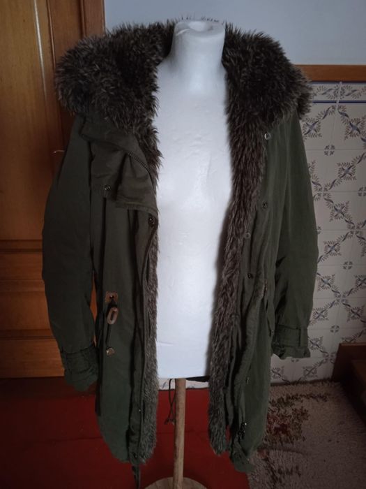 Vendo casaco forrado com pêlo muito quentinho para esta época do ano.