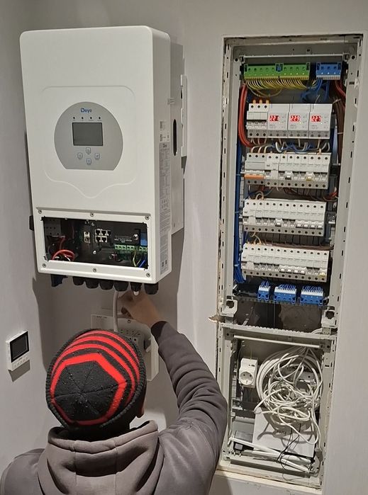 Встановлення инвертора та АКБ, а також сонячних станцій