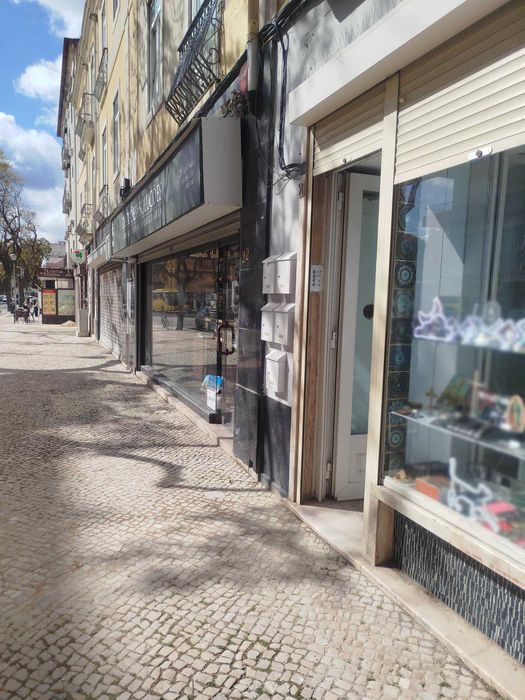 Loja na Av. 5 de Outubro com água incluída– Localização Premium