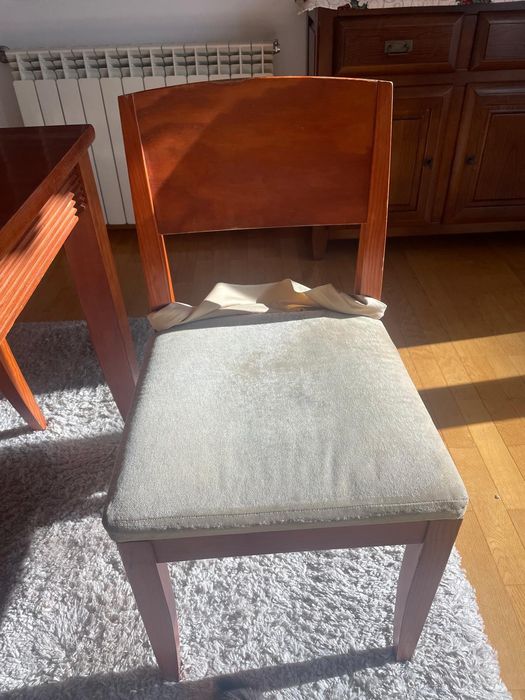 Conjunto mesa e cadeiras de madeira