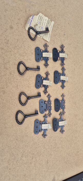 Zawiasy do drzwiczek meblowych