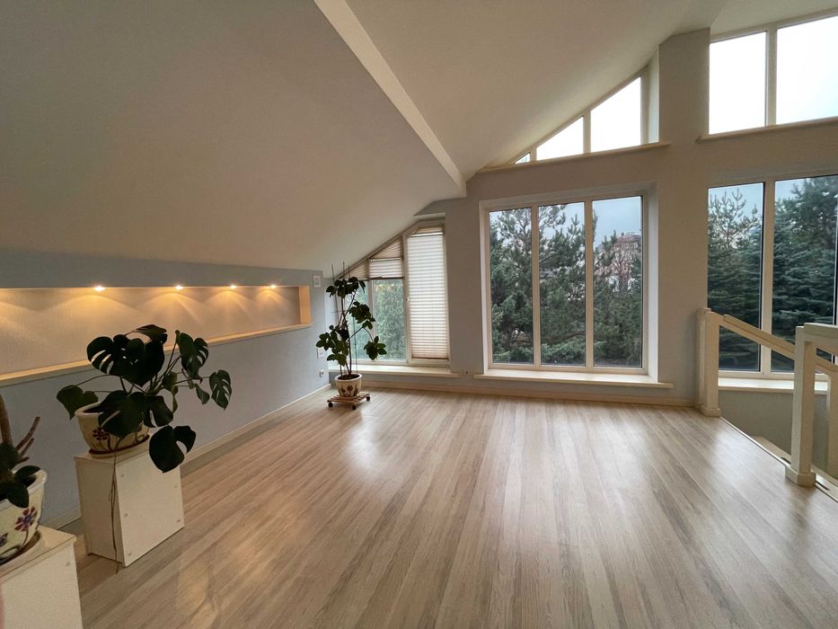 Будинок з ремонтом  на ділянці 18 соток в центральній частині Бучі