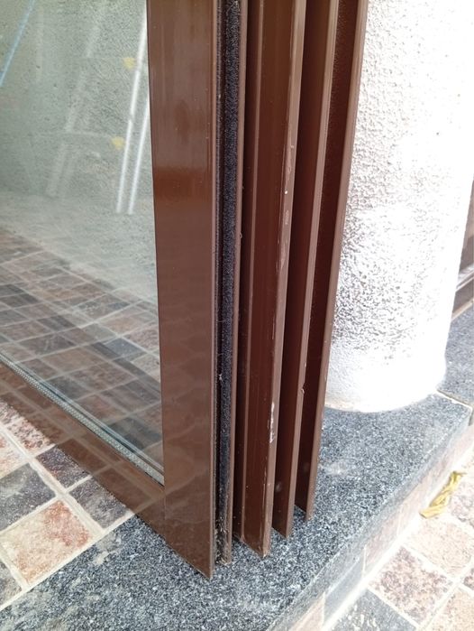 Janela em alumínio de cor castanha