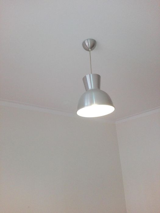 Candeeiro de teto suspenso em metal