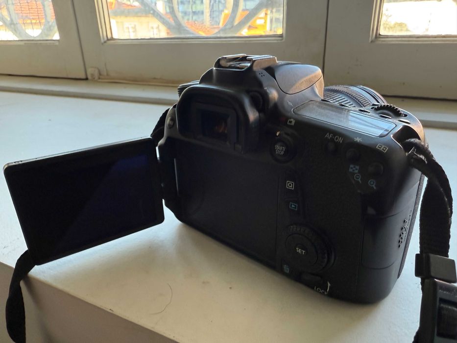 2 Items Canon 70D DLSR - Objectiva EFS 18-135mm