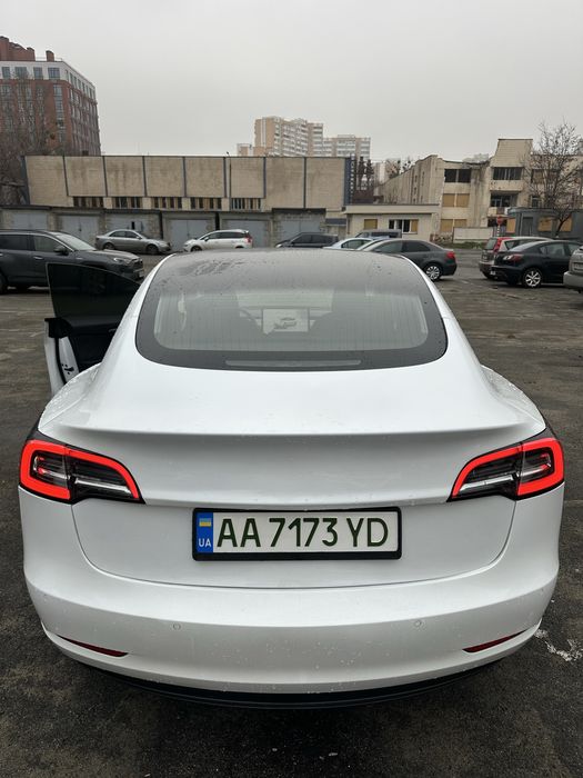 Оренда Tesla Model 3 Long Range у Києві для таксі або особистих потреб