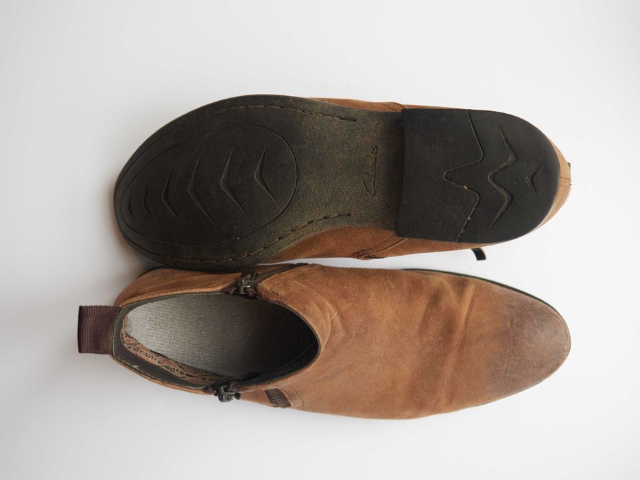 Botas de homem em camurça, marca Clarks (tam 43)